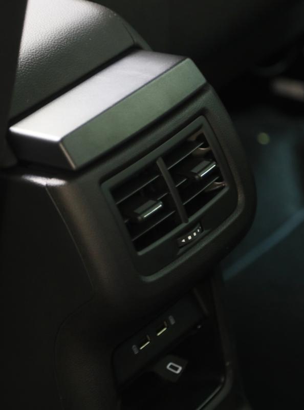 车子中央有两个冷气出口，后座乘客不怕吹不到冷气。