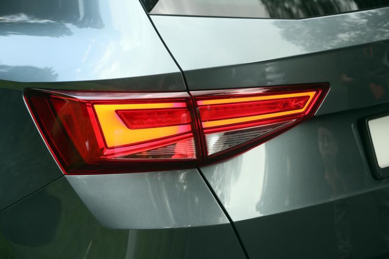 车尾灯设计惹人注目。
