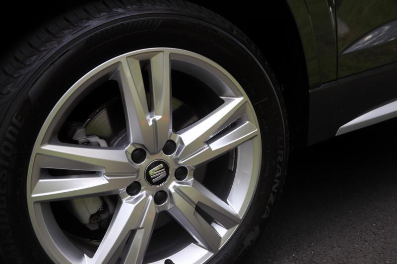 18英寸的胎圈令车子行驶时抓地平稳，转弯时也不会飘浮。