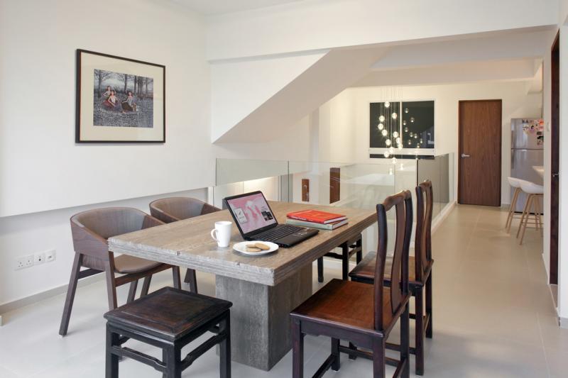 饭厅以木椅配石桌。