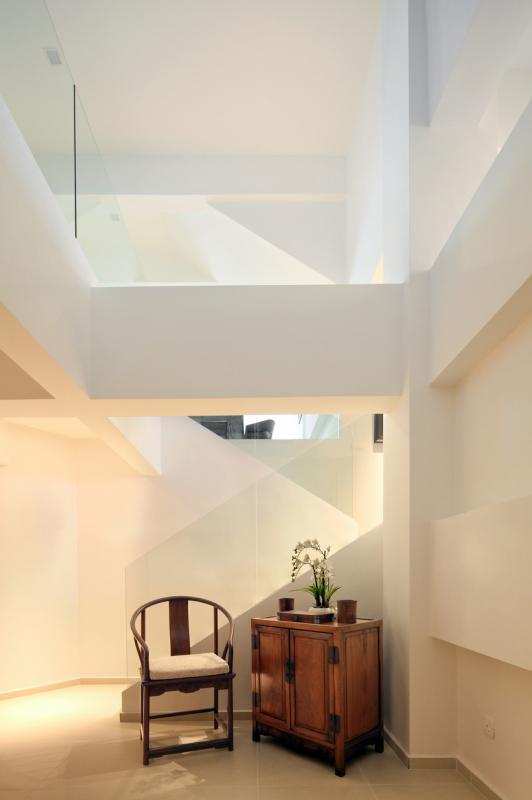 玻璃墙用作楼梯屏障。