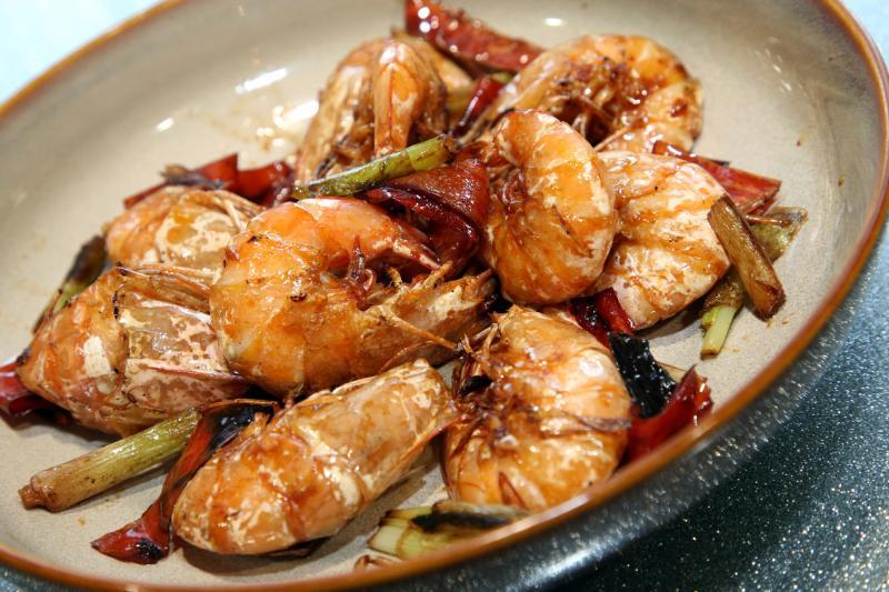 何添财的拿手家常菜:辣味虾。