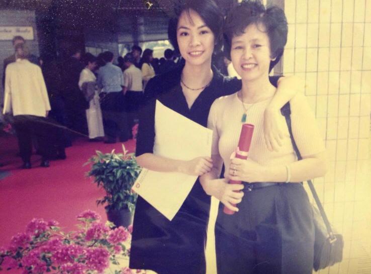 陈丽仪(左)在义安理工学院毕业时跟母亲合照。(受访者提供)