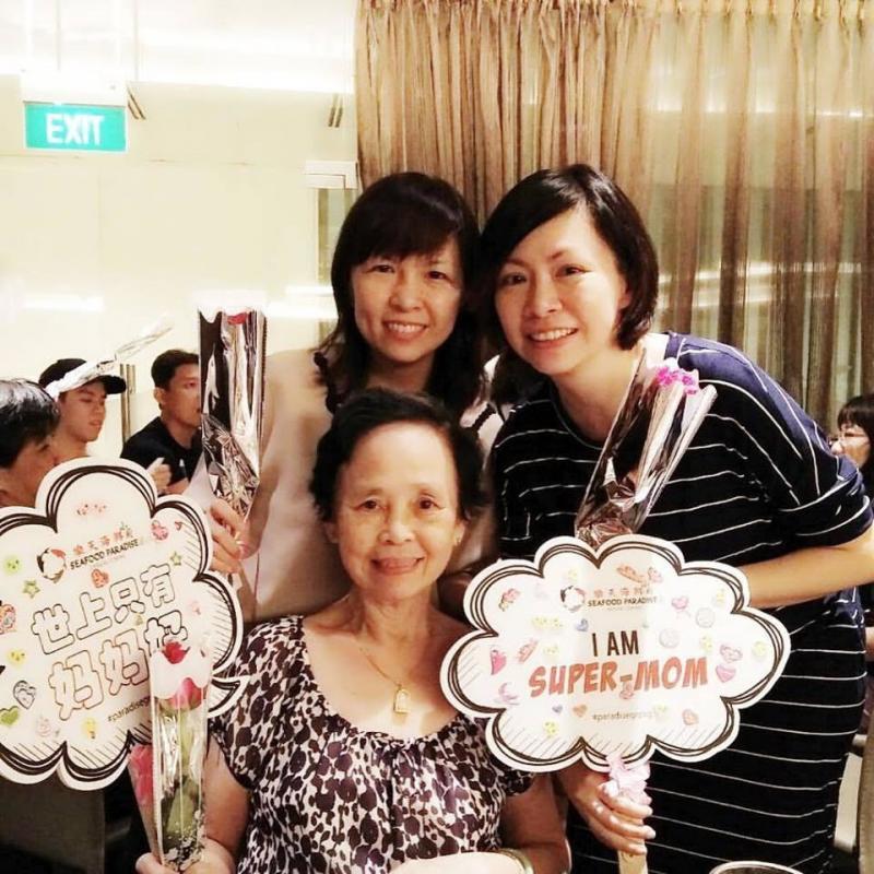 陈丽仪(右一)跟姐姐一起陪妈妈庆祝母亲节。(受访者提供)