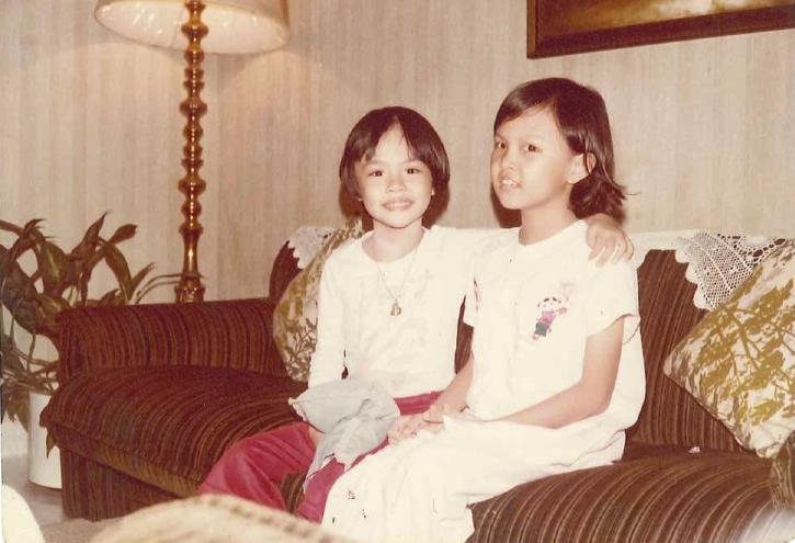 陈丽仪(左)跟大她3岁的姐姐是儿时玩伴。(受访者提供)
