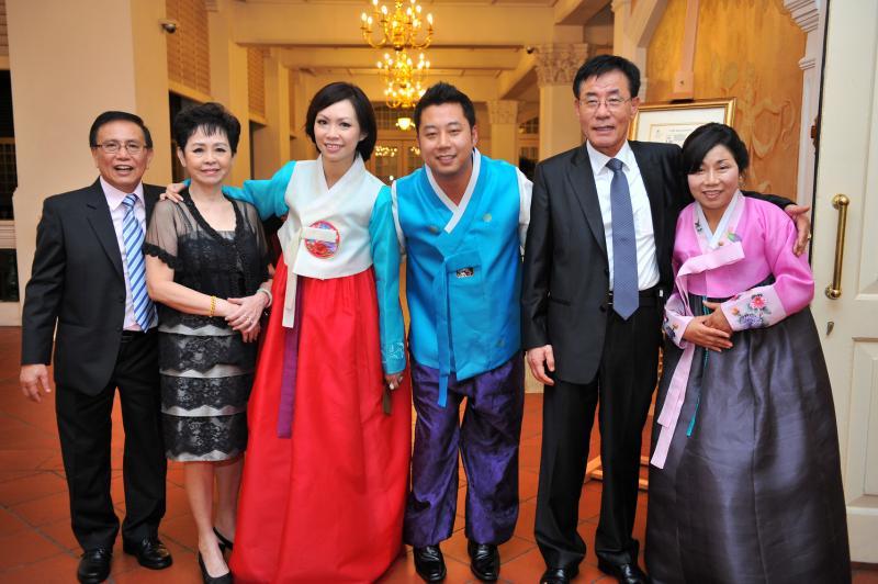 陈丽仪(左三)结婚当天跟丈夫与双方父母合照。(受访者提供)