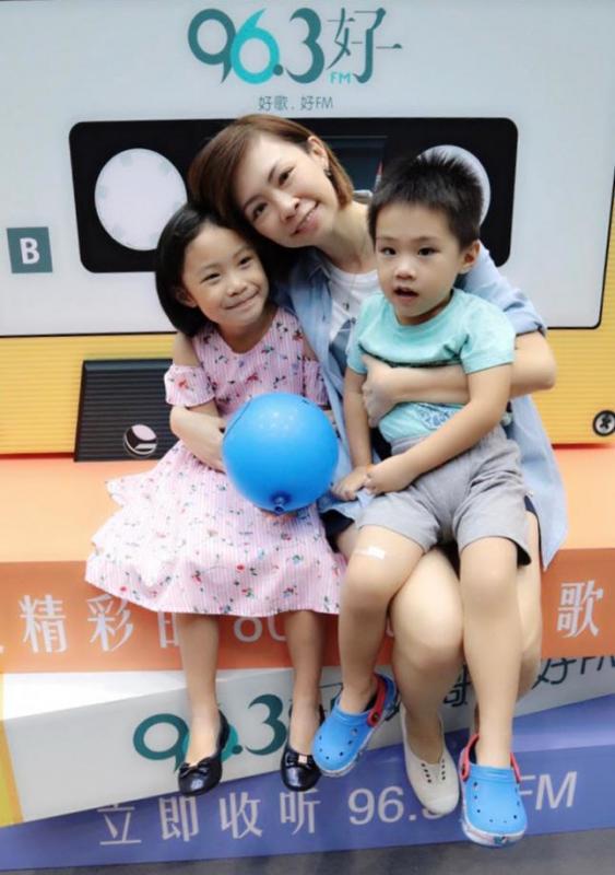 陈丽仪与3岁儿子和6岁女儿。(受访者提供)