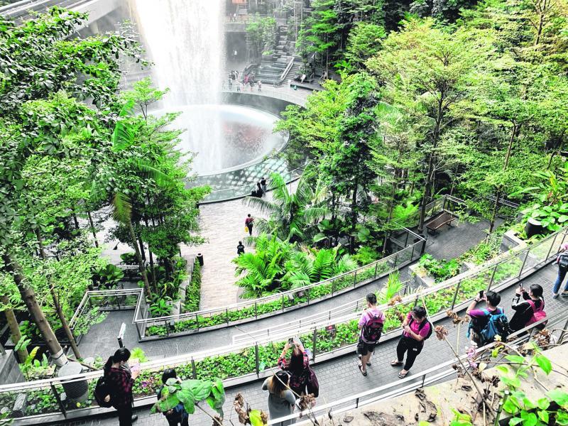 越夜越亮丽的西侧步行道，梯田式山谷嵌入许多歇脚处。