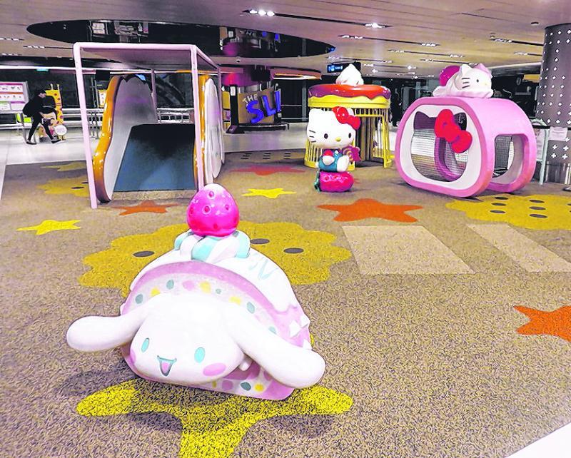 第三搭客大厦B2楼层有小朋友的游乐场和美术活动角落。