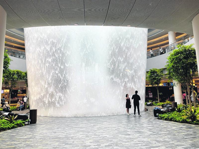 来到较低楼层，以另一个角度欣赏同一番景致，会有何不同？