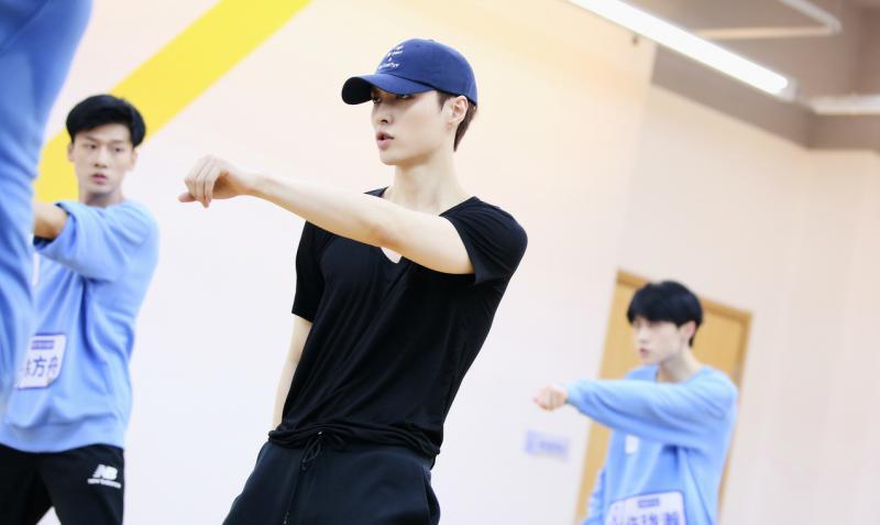 张艺兴(中)在《偶像练习生》和《青春有你》节目担任制作人代表。(互联网)