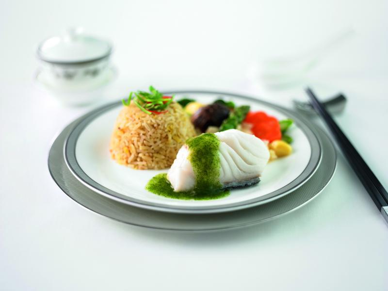 由上海名厨朱俊烹煮的蒸鳕鱼配菠菜汁。(新加坡航空提供)