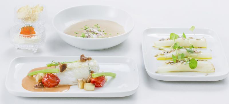 瑞典名厨汤米·米里马克为芬航打造的飞机餐中,融合四季时令性食材。(芬兰航空提供)