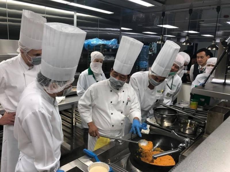 黄清标在航空公司的地上空中厨房教授团队如何打造谭府菜式。(长荣航空提供)