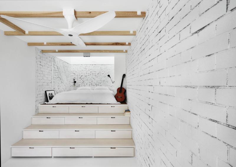 屋主的平台床位高高在上,一级级攀上床的“天梯”兼当储物抽屉。