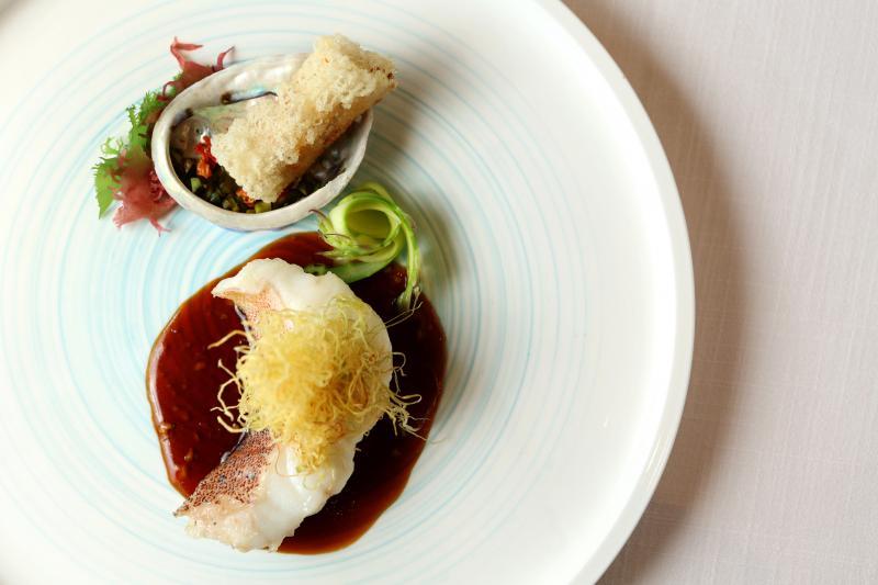 鲍鱼蟹皇卷搭配斑鱼片，鲍鱼蟹皇以米纸卷起后炸脆。