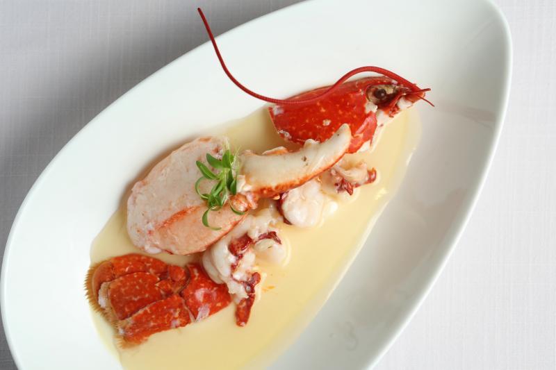 花雕蛋白蒸法国蓝龙虾。