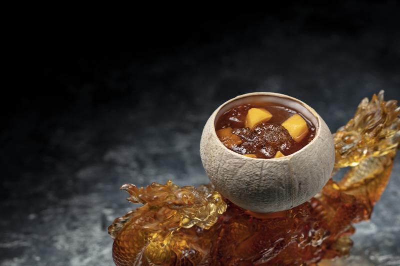 椰皇炖桃胶万寿果。（誉珑轩提供）