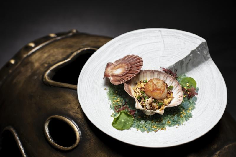 中餐擅长精选优质食材，如日本帆立贝炒五彩米。（誉珑轩提供）