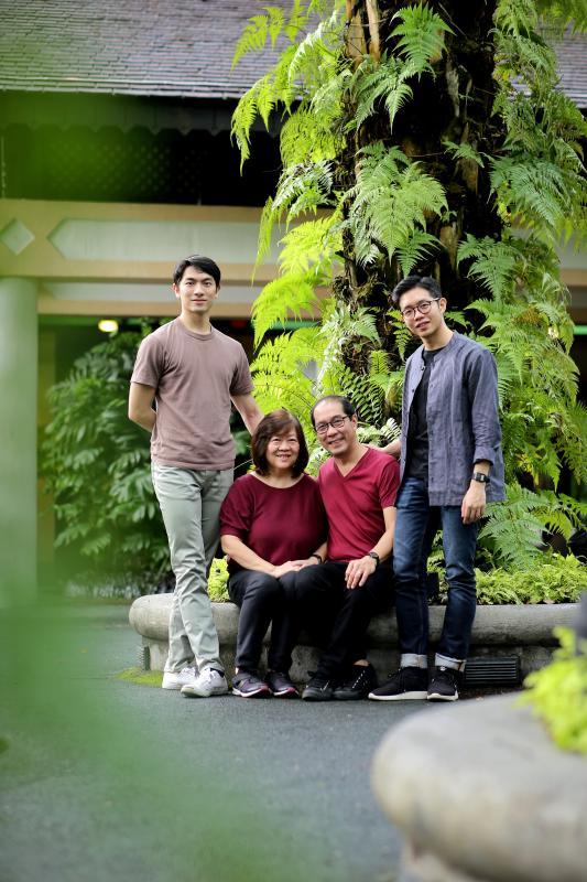 黄德文和弟弟黄德融，还有他们的父亲黄瑞鹏都能舞，一家人的生活围绕着舞蹈。黄德文目前是本地数一数二的男芭蕾舞者，父母一直是他最好的支持者。