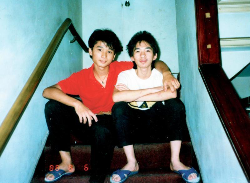 台湾面包师傅吴宝春（右）17岁时当学徒的留影。（档案照）