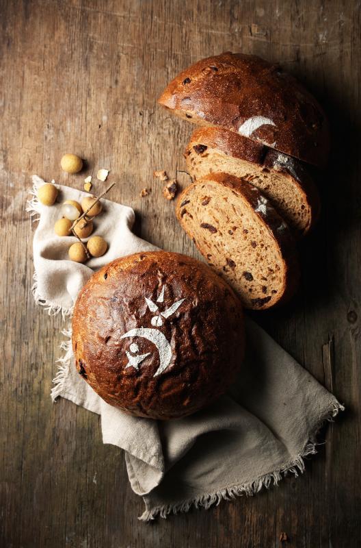 酒酿桂圆面包，精选台南东山百年古法焙制的龙眼干。