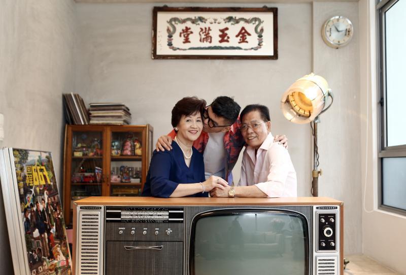 陈子谦（中）的父亲陈真正（右）和母亲黄萍华当年不但没有放弃调皮不爱念书的他，在他投入电影事业时，更是以行动给予支持。