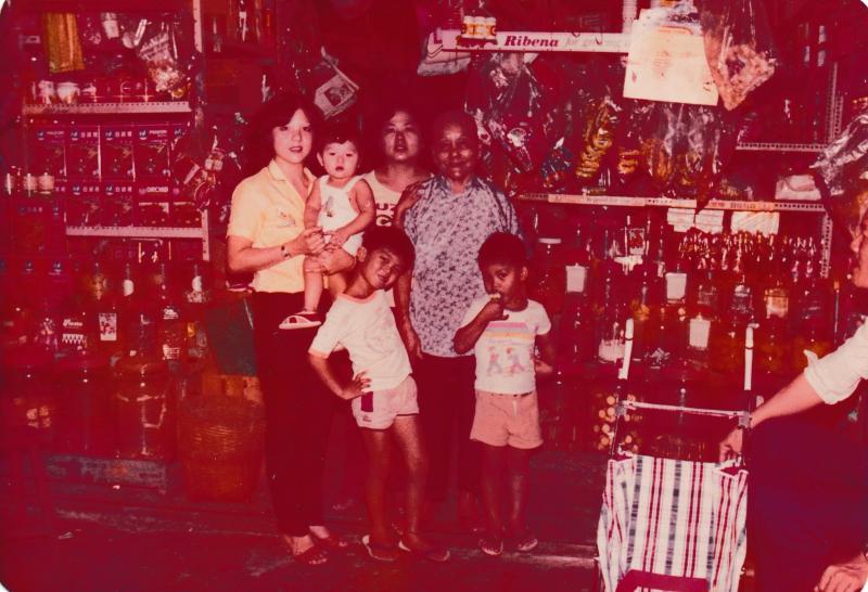 童年的陈子谦（前排左起）与弟弟，在家族的杂货店与祖母（后排右）及姑姑等合影。（陈子谦提供）