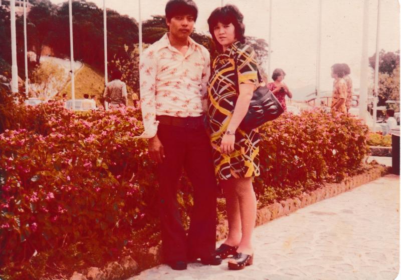 陈真正与黄萍华（右）婚后不久出游，当时黄萍华肚中已怀了陈子谦。（陈子谦提供）