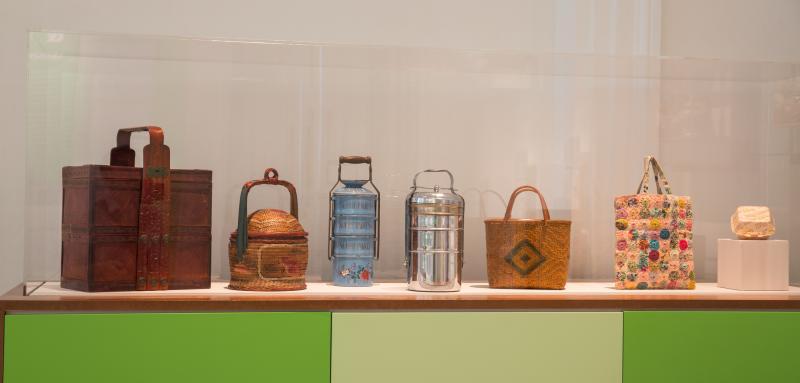 各种材质与设计的携带食物的容器。