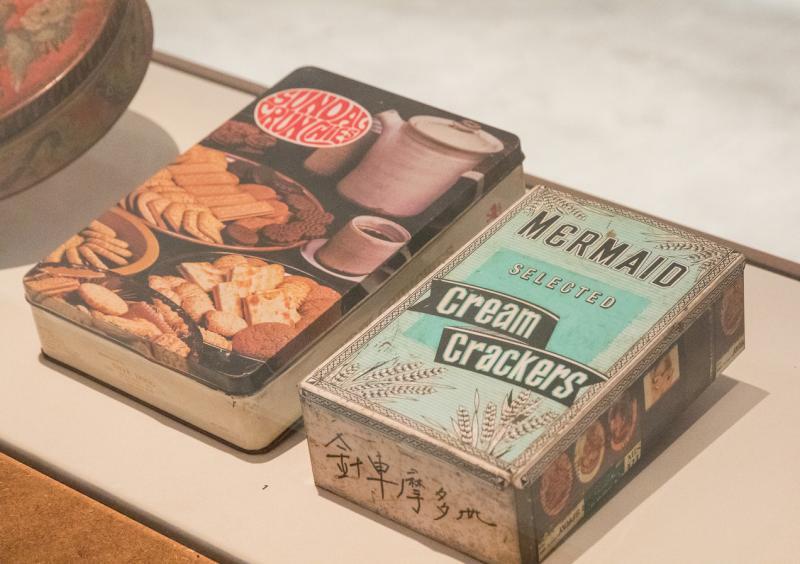 饼干盒是主妇们的针线盒。