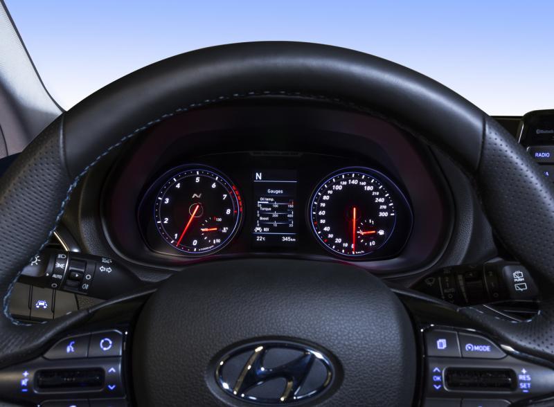 仪表界面设计较为传统。