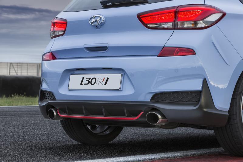 车底左右各有一支排气管,中间配上红色饰条点缀,充满运动感。