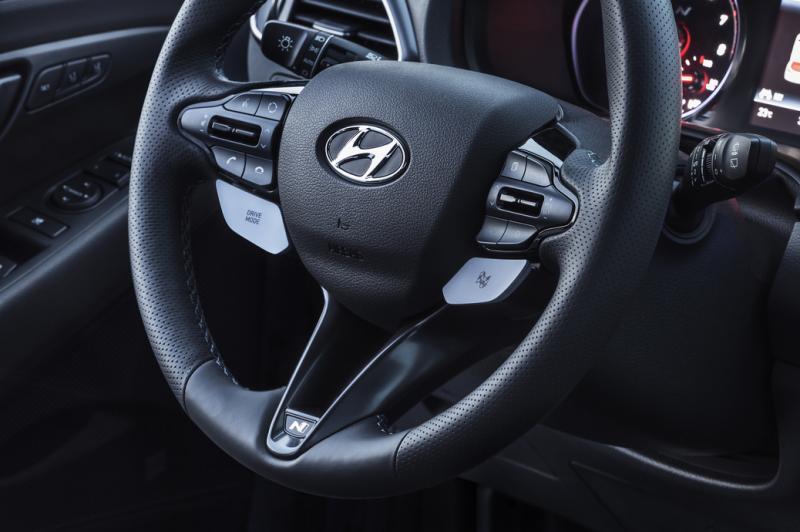 驾驶盘左右有蓝色的驾驶模式按键。