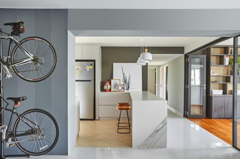 半岛厨房面向玻璃门书房，采集到来自书房窗口的自然光。