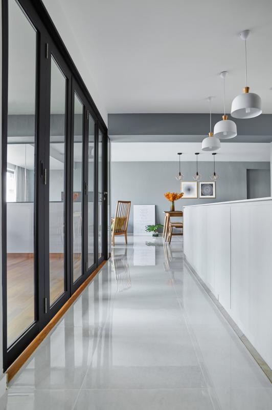 厨房与书房之间的长廊光线充足。