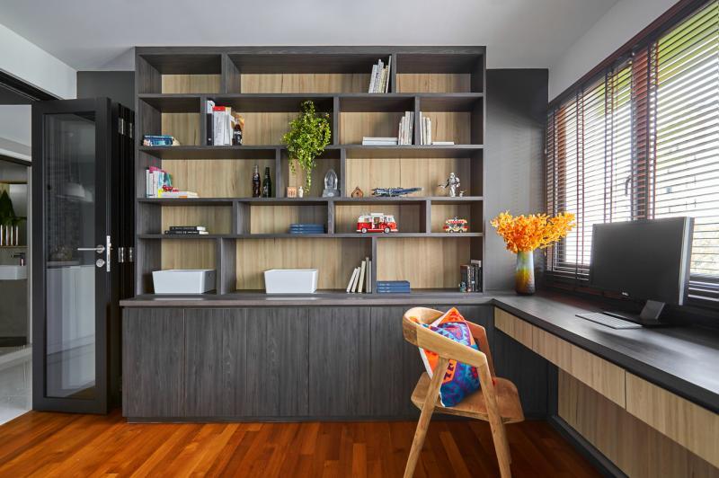 书房走温暖路线，镶木地板选择的色调是比较浓烈温暖的棕色，书橱和书桌的木材质则以深灰和淡棕木纹为主。