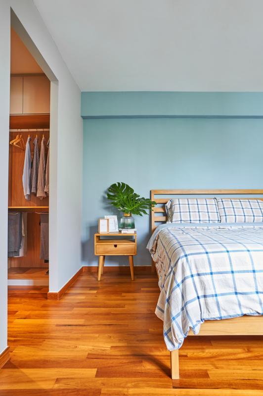 设计师在主人房选用淡蓝色和橙色，与房子内的木石元素结合。