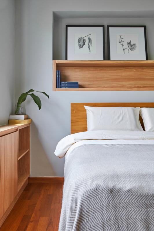 卧房的木质地砖和木质家具与灰白色调营造了些许北欧和日本家居的简约感。