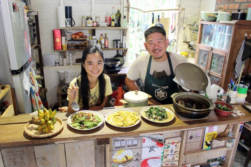 张泰顺和太太李慧君经营民宿,烹调农家菜,生活简单但快乐自在。