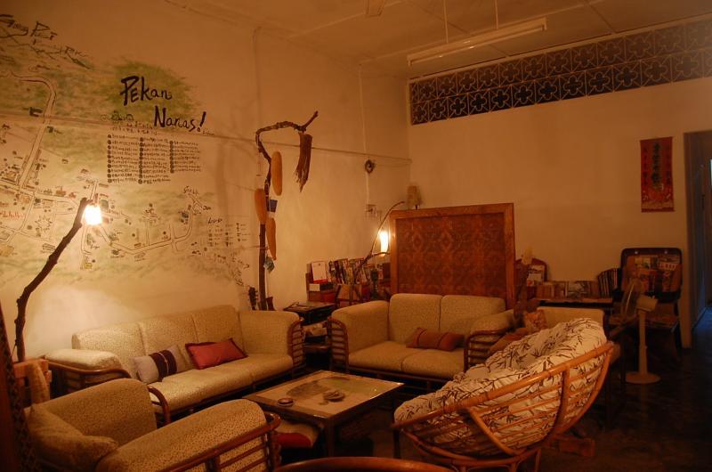 客厅的一大特色,是墙上的手绘北干那那街景图。(受访者提供)