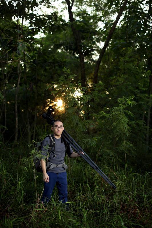 谢恩赐扛着沉重的摄影器材,走遍岛国的郊野,10年来拍了70多处,隐于尘嚣的“净土”宛如庇护所,让他找到心灵的慰藉。为寸土尺金的郊野留下影像之余,他更重视这些空间无法衡量的价值,他的热忱能否唤起人们去关爱草木深深的郊野呢?