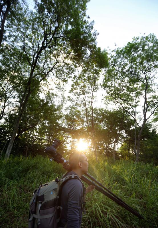 为了拍摄岛国的野外景象,谢恩赐经常背着沉重的摄影器材探索郊区。