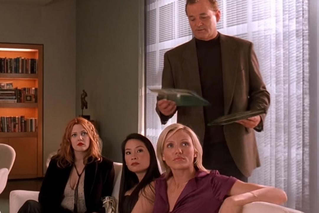 比尔默里饰演三位天使的助手,现实中却跟她们不和。(互联网)