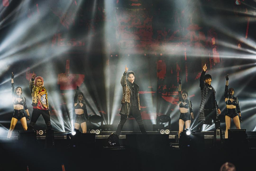 王仁甫、许孟哲和孙协志以劲歌热舞为演唱会掀开序幕。（照片／Live Nation新加坡提供）