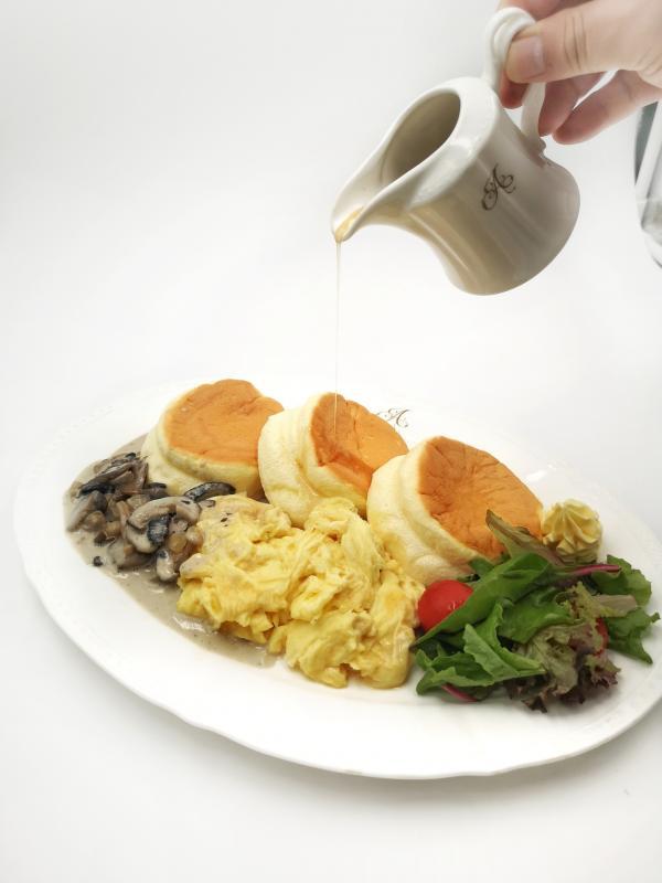 Forestiere搭配沙拉、鸡蛋及香浓的蘑菇酱汁。（Antoinette提供照片）