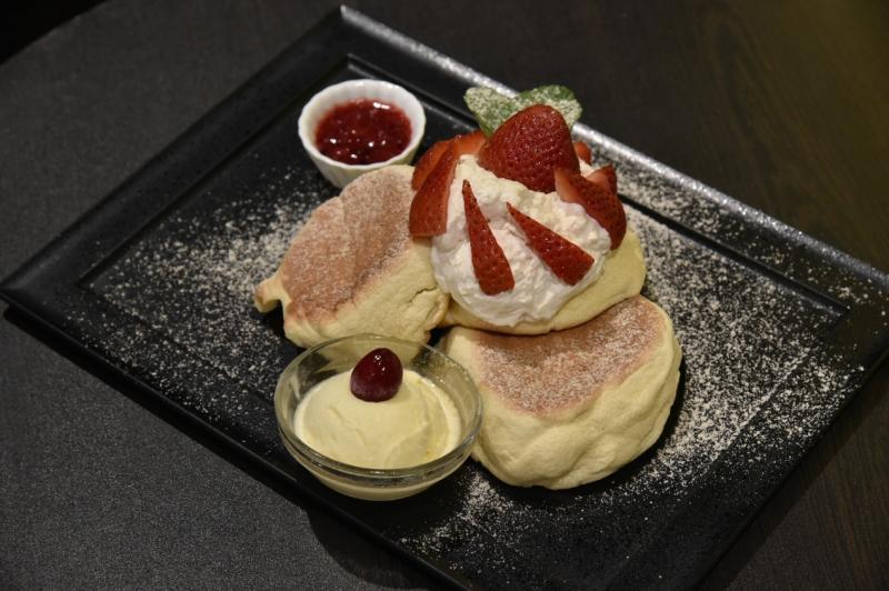 用日本草莓制作的舒芙蕾松饼。（伍书永摄）