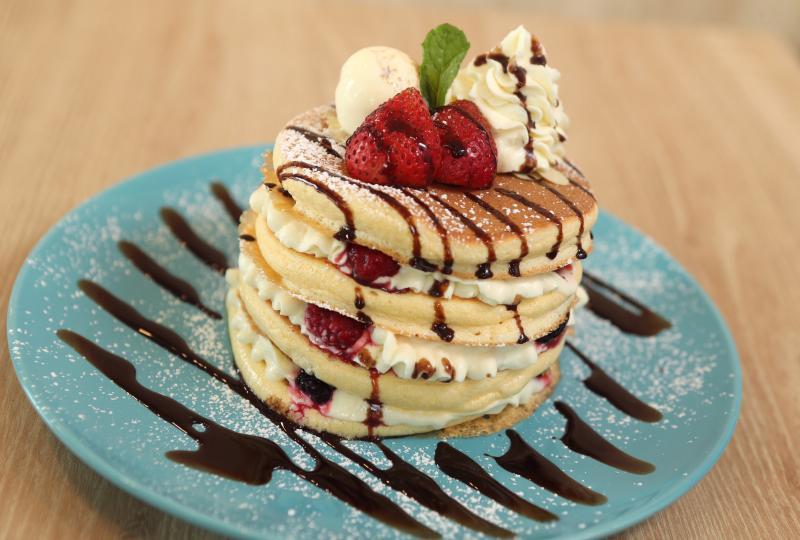 莓果松饼造型绚丽，口感细腻轻盈。（陈来福摄）