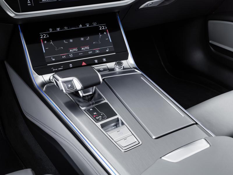 车子搭配换挡迅速的8速S tronic双离合排挡。