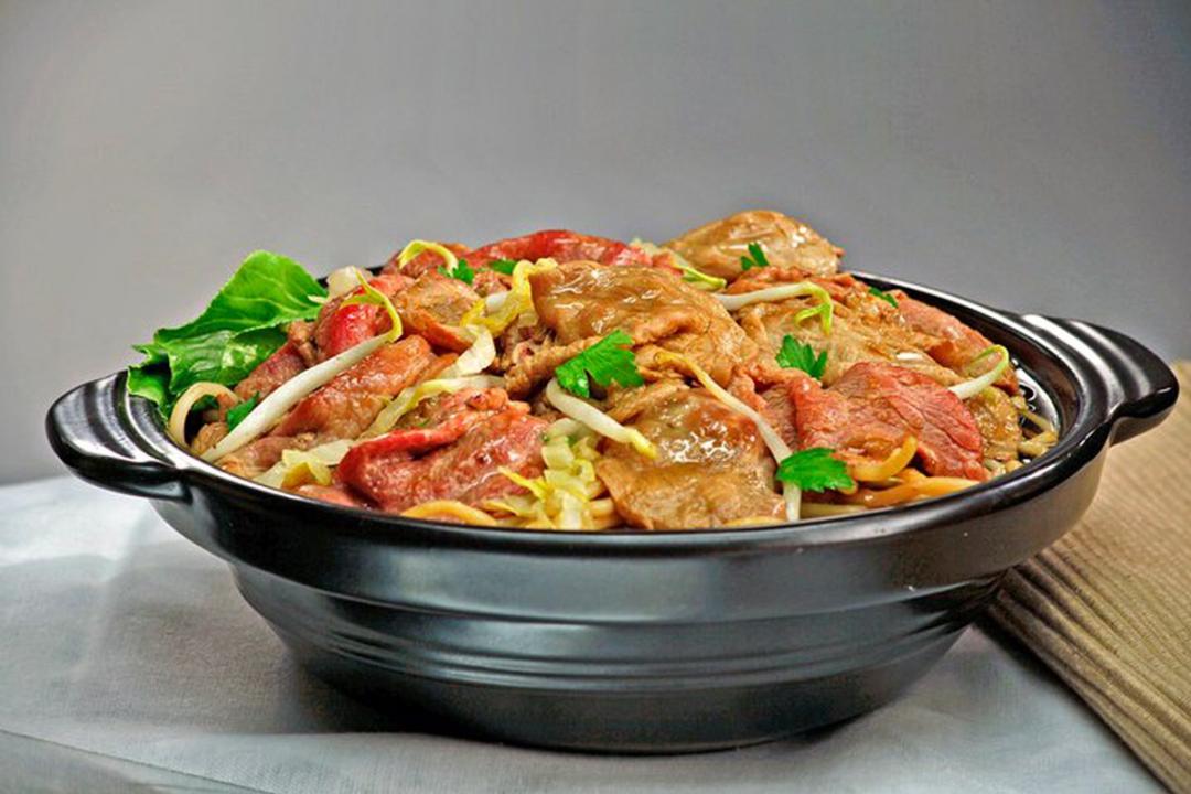 牛肉须手工切片以保持厚度与鲜嫩,汤底秘制酱汁则要熬煮24小时。(取自面簿)